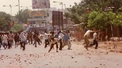 ২০০২ সালের গুজরাট দাঙ্গায় ১২ জনকে হত্যা ও এক নারীকে গণধর্ষণের ঘটনায় ২৬ অভিযুক্তকে বেকসুর খালাস দিয়েছে গুজরাটের একটি আদালত।