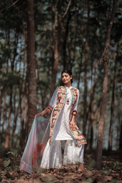 ছবি ও পোশাক: বিশ্বরঙ