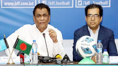 বাফুফে সভাপতি কাজী সালাউদ্দিন (বামে)। 
