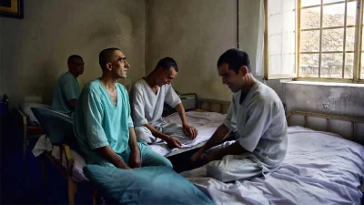কাবুলের এই মাদকাসক্তি নিরাময় কেন্দ্রে আসা অন্য নেশাগ্রস্তদের মতই দেখাচ্ছিল ওমরকে।
