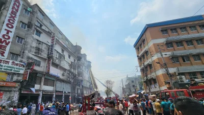 আগুন নিয়ন্ত্রণ কাজ করছে ফায়ার সার্ভিস। ছবি: ইত্তেফাক