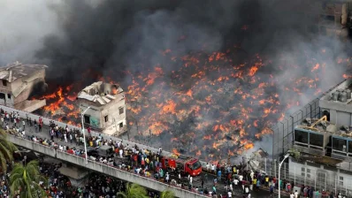 ভয়াবহ অগ্নিকাণ্ডে পুড়ে ছাই হয়ে গেছে বাংলাদেশের অন্যতম বৃহৎ খুচরা কাপড়ের বাজার বঙ্গবাজার মার্কেট।