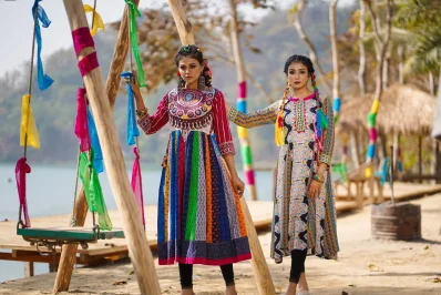 ছবি ও পোশাক: বিশ্বরঙ