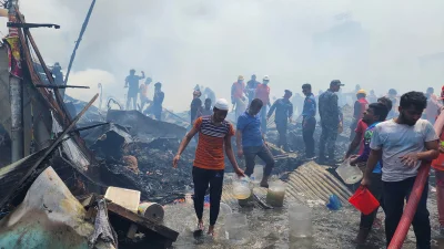 আগুনে পুড়ে যাওয়া মার্কেট। ছবি: ইত্তেফাক