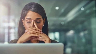 ডিপ্রেশন বা বিষণ্ণতা শনাক্ত করা, করলেও সেটা স্বীকার করে চিকিৎসকের কাছে যাওয়া অনেকের জন্যই কঠিন।