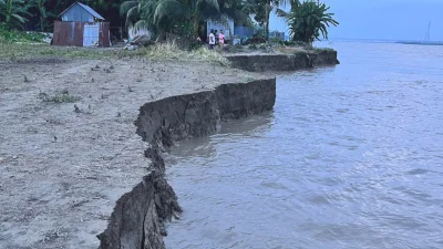 ভাঙন রোধে দ্রুত পদক্ষেপ নেওয়ার জন্য সরকারের কাছে দাবি জানিয়েছেন এলাকাবাসী। ছবি: ইত্তেফাক 