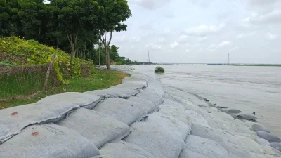 ২০২২ সালে  বালু ভর্তি জিওব্যাগ এবং বালু ভর্তি জিও টিউব ডাম্পিং করা হয়। ছবি: ইত্তেফাক 