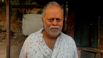 মুহম্মদ সাউদের ছোট চায়ের দোকানটা ভেঙ্গে দিয়েছে দাঙ্গাকারীরা
