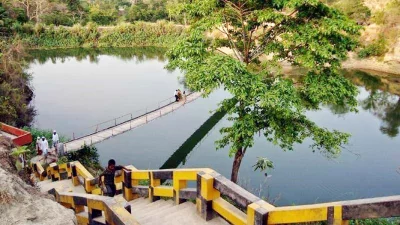 সুউচ্চ পর্বতশৃঙ্গের ঢালে সৃষ্ট দুটি কৃত্রিম হ্রদ, দীর্ঘ ঝুলন্ত সেতু। ছবি: ইত্তেফাক 