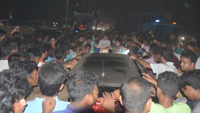 গ্রেপ্তারের খবর এলাকার শত নারী-পুরুষ ছুটে এসে কাউন্সিলরের বাড়ি ঘিরে রেখে। ছবি: ইত্তেফাক