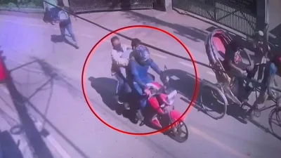 মোটরসাইকেলে পালিয়ে যাচ্ছেন ছিনিয়ে নেওয়া জঙ্গিরা।