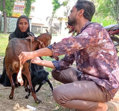 চিকিৎসক নেই, তাই চিকিৎসা দিচ্ছেন পিয়ন। ছবি: ইত্তেফাক