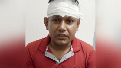 আহত পুলিশ সদস্য ভূদেব চন্দ্র বিশ্বাস। ছবি: ইত্তেফাক