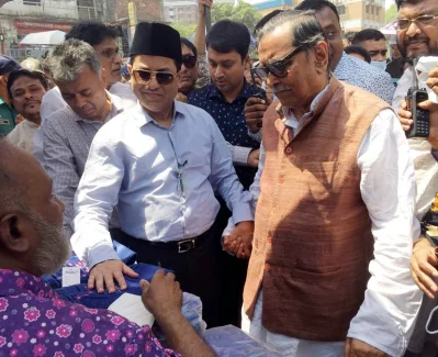 বঙ্গবাজারে ব্যবসায়ীদের সঙ্গে কথা বলছেন মেয়র তাপস। ছবি: ফোকাস বাংলা