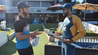 নিউজিল্যান্ডের অধিনায়ক কেন উইলিয়ামসন ও পাকিস্তানের অধিনায়ক বাবর আজম। 