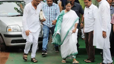 সুতির শাড়ি আর হাওয়াই চটি পরেন মমতা ব্যানার্জী।