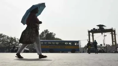 সকালে মানুষ স্বাভাবিক কাজকর্ম করলেও দুপুরের দিকে রাস্তায় মানুষজন খুব কমই দেখা যাচ্ছে কলকাতা আর জেলা শহরগুলোতে।