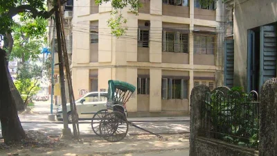 কলকাতা বা পশ্চিমবঙ্গে গরমকালে মানুষের শরীরে ঘাম হয়, যেটা উত্তর বা পশ্চিমাঞ্চলীয় রাজ্যগুলোতে দেখা যায় না।