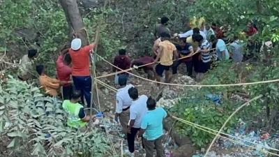  মুম্বাই-পুনে হাইওয়েতে যাওয়ার সময় শিংরোবা মন্দিরের কাছে বাসটি নিয়ন্ত্রণ হারিয়ে রায়গড় খাপোলি এলাকায় খাদে পড়ে যায়।&nbsp;