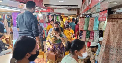 কেনাকাটায় ব্যস্ত ক্রেতারা ও বিক্রেতারা। 