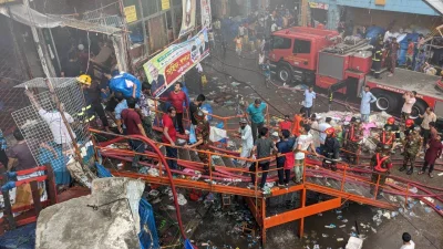 নিউ সুপার মার্কেটে আগুন। ছবি: আব্দুল গনি
