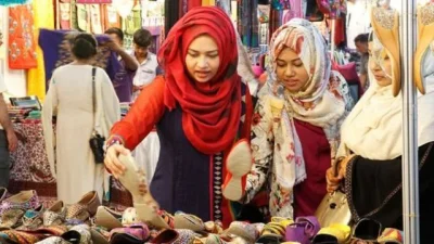 কেনাকাটায় ব্যস্ত ক্রেতারা।
