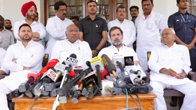খাড়গে, নীতীশ কুমার ও তেজস্বী একটা যৌথ সাংবাদিক সম্মেলন করেন।