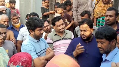  নিক্সন চৌধুরী ক্ষতিগ্রস্তদের বাড়ি যান এবং কিছু সময় অবস্থান করেন। ছবি: ইত্তেফাক