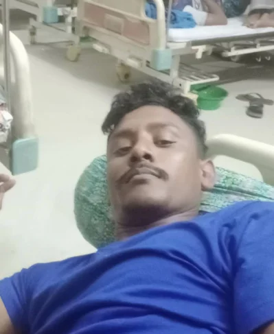 হাসপাতালে ভর্তি নির্যাতনের শিকার কৃষক মইদুল ইসলাম। ছবি: ইত্তেফাক