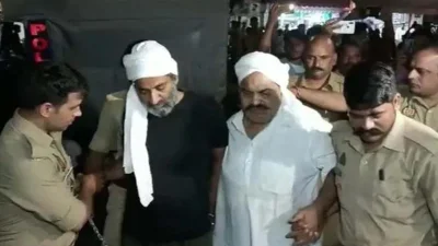 শনিবার (১৫ এপ্রিল) রাতে শারীরিক পরীক্ষার জন্য নিয়ে যাচ্ছিল পুলিশ।