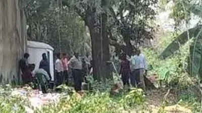 গত শুক্রবার (১৪ এপ্রিল) বেলা ১২টা নাগাদ ছয়জন সিবিআই কর্মকর্তা জীবনকৃষ্ণের বাড়িতে যান।