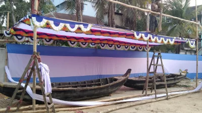  নৌকা পানি নিয়ে জল ছোড়াছুড়ি করে তরুণ-তরুণীরা। ছবি: ইত্তেফাক 