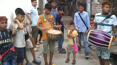 ছোটরা বাদ্যযন্ত্রের অনুশীলন করে নিচ্ছে। ছবি: ইত্তেফাক 