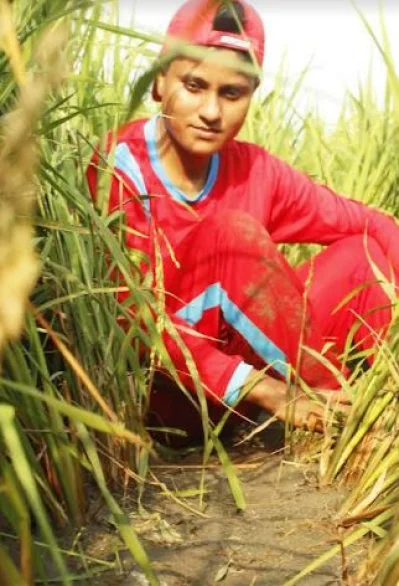 কৃষক মুন্নি আহমেদ তার শুকনো ক্ষেত দেখাচ্ছেন। ছবি: ইত্তেফাক