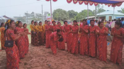 খেলায় মত্ত মারমা তরুণীরা। ছবি: ইত্তেফাক 