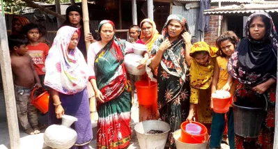 ঈশ্বরদী জুড়েই তীব্র পানি সংকট, এলাকার যে টিউবওয়েলে সামান্য পানি উঠছে সেখানে বালতি, কলসি, জগ হাতে নিয়ে মানুষ ভিড় করছেন।
