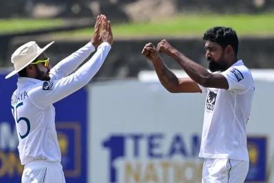 প্রবাথ জয়াসুরিয়া (ডানে), তার ভেল্কিতে কুপোকাত আয়ারল্যান্ড
