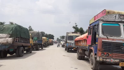 বাংলাবান্ধা স্থলবন্দরের অবস্থানরক পণ্যবহনকারী  দুদেশের ট্রাক। ছবি: ইত্তেফাক 