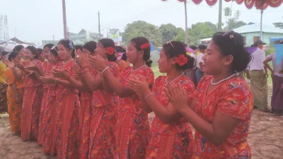 বৈসাবিকে ঘিরে গ্রামগঞ্জে চলছে মারমাদের ঐতিহ্যবাহী খেলাধুলা। ছবি: ইত্তেফাক 