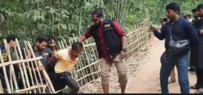কবরস্থানে আত্মগোপনে থাকা অবস্থা থেকে গ্রেফতার করে নিয়ে আসা হচ্ছে কসাই মাহাবুকে। ছবি: ইত্তেফাক