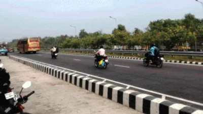মহাসড়কে যাত্রীবাহী বাসের পাশাপাশি ব্যক্তিগত যানবাহন রয়েছে। ছবি: ইত্তেফাক