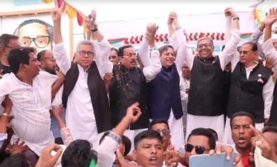বরিশালে কেন্দ্রীয় নেতাদের সঙ্গে মঞ্চে আবুল খায়ের আবদুল্লাহ। ছবি: ইত্তেফাক