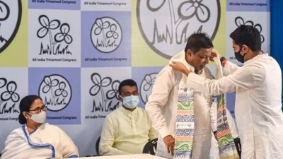 দলীয় কার্যালয়ে খোদ মমতা ব্যানার্জীর উপস্থিতিতে তাকে দলে ফিরিয়ে নেওয়া হয়।