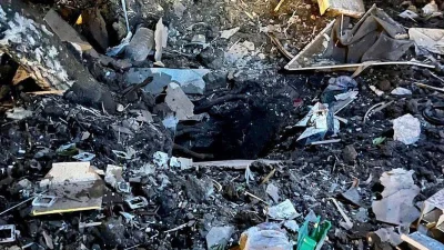 বিস্ফোরণের ফলে শহরের কেন্দ্রস্থলে প্রায় ২০ মিটার (৬০ ফুট) চওড়া একটি বিশাল গর্ত তৈরি হয়েছে।
