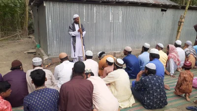 কুড়িগ্রামের ভূরুঙ্গামারীয় ঈদের জামাতের আগে বয়ান দিচ্ছেন মোহাম্মদ মোকছেদুল ইসলাম। ছবি: ইত্তেফাক