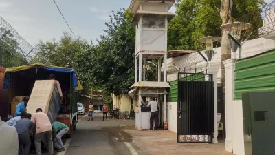 শনিবার (২২ এপ্রিল) সকালেই দিল্লির তুঘলক লেনের বাংলো থেকে বেরিয়ে যাবেন তিনি।