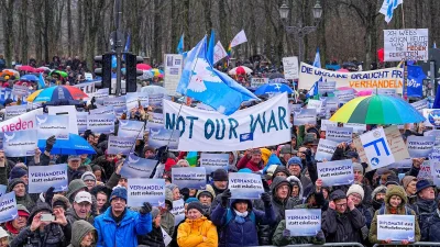 জার্মানিতে যুদ্ধ-বিরোধী কিছু বিক্ষোভ বাম এবং অতি-ডান-রাশিয়াপন্থি দলগুলিকে আকর্ষণ করেছে। 