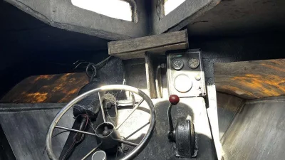  সামনে একটা স্টিয়ারিং হুইল, প্রাথমিক স্তরের দুই-চারটে ডায়াল, আর একটা মরচে পড়া চাবি যা এখনো ইগনিশন হোলে ঢোকানো।