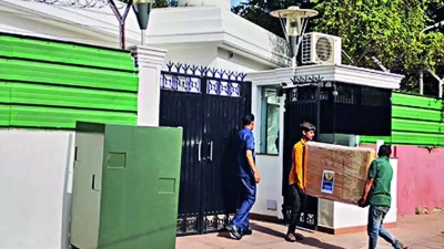 ট্রাকে করে রাহুলের বাসা থেকে সব জিনিসপত্র নিয়ে যাওয়া হচ্ছে।