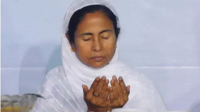 রমজান মাসে একটি ইফতারে মমতা ব্যানার্জী। 